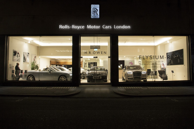 Illustration for article titled Putting A $52,000 Armchair In A Dealership Showroom Is A Very Rolls-Royce Thing To DoÂ